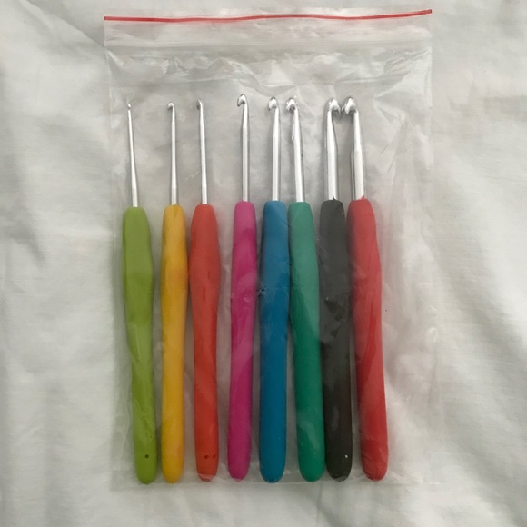 NEW 8-Pack Ergonomic Crochet Hooks Colourful Soft Grip Handles 5.5" Length - Picture 3 of 4